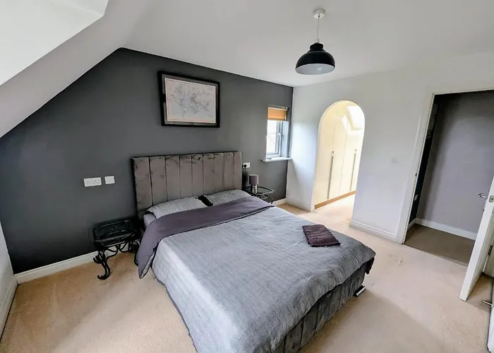 Sleeps Up To 8 Guests - Modern Townhouse Near Newcastle